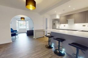 Large 3 bedroom house with Hot tub - 8 guests
